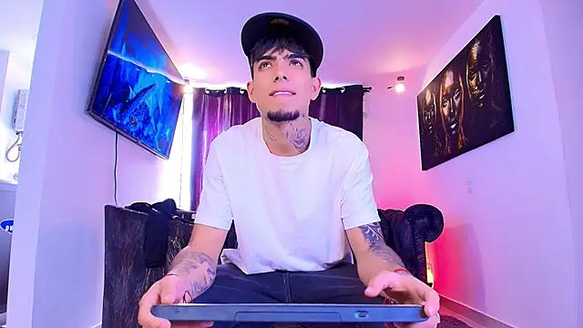 Snapshot of miguel_aguirre_ chatting on 02/02/26, 02:49 miguel aguirre online show from 02/02/26, 02:49