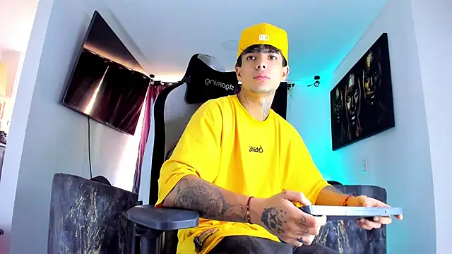 Snapshot of miguel_aguirre_ chatting on 03/02/26, 12:56 miguel aguirre online show from 03/02/26, 12:56