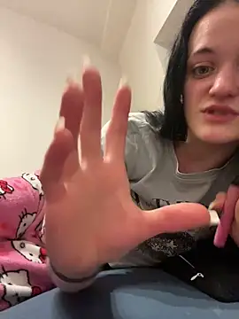 Snapshot of LeonieClaire chatting on 02/15/26, 10:39 LeonieClaire online show from 02/15/26, 10:39