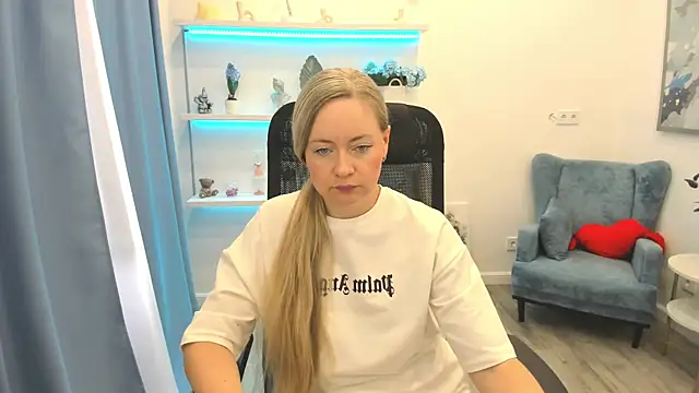 CharlotteKerti online show from 06/17/26, 11:45