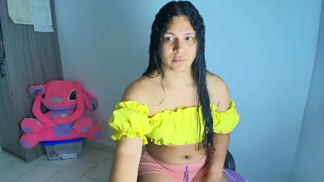 Snapshot of alys_love chatting on 06/18/26, 05:06 alys love online show from 06/18/26, 05:06