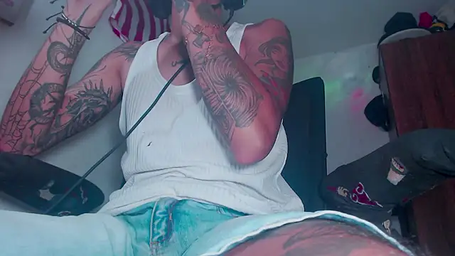 Snapshot of theskateboy chatting on 03/09/26, 07:01 theskateboy online show from 03/09/26, 07:01