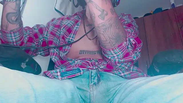 Snapshot of theskateboy chatting on 04/01/26, 06:36 theskateboy online show from 04/01/26, 06:36