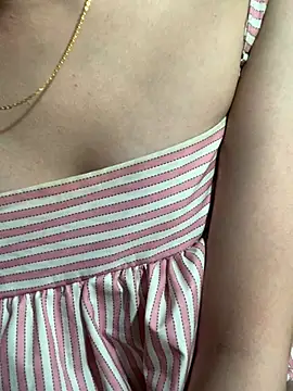 Snapshot of Naily_ chatting on 04/20/26, 08:28 Naily online show from 04/20/26, 08:28