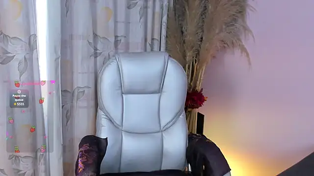 Snapshot of Sylvara_bx chatting on 05/25/26, 01:06 Sylvara bx online show from 05/25/26, 01:06