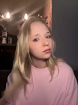 Snapshot of RollDollsi chatting on 03/16/26, 06:06 RollDollsi online show from 03/16/26, 06:06