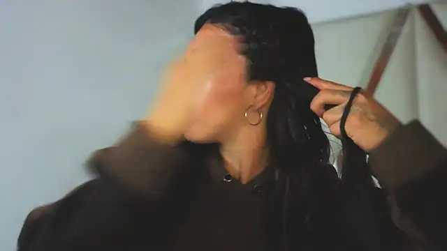 Snapshot of MeelFox chatting on 04/11/26, 01:37 MeelFox online show from 04/11/26, 01:37