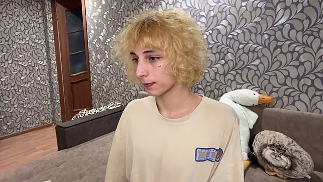 Snapshot of Fred_bucks chatting on 04/19/26, 01:32 Fred bucks online show from 04/19/26, 01:32