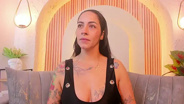 Snapshot of violet_scott_ chatting on 02/27/26, 10:26 violet scott online show from 02/27/26, 10:26