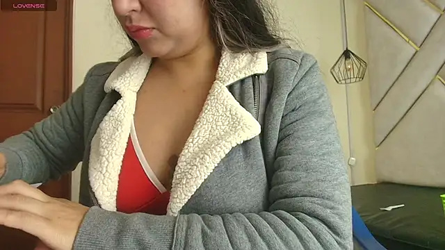 Dahiana Dmour  online show from 04/13/26, 12:43