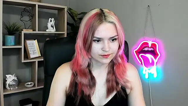Snapshot of SweetLilyxo chatting on 06/21/26, 01:46 SweetLilyxo online show from 06/21/26, 01:46