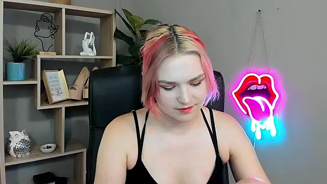 Snapshot of SweetLilyxo chatting on 06/24/26, 01:32 SweetLilyxo online show from 06/24/26, 01:32