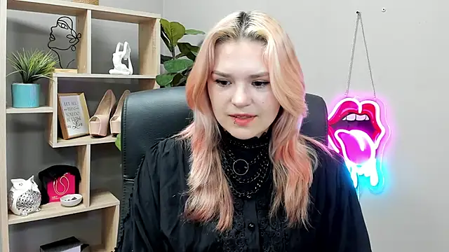 Snapshot of SweetLilyxo chatting on 07/06/26, 07:05 SweetLilyxo online show from 07/06/26, 07:05