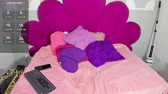 Snapshot of Raven_love chatting on 07/21/26, 08:00 Raven love online show from 07/21/26, 08:00