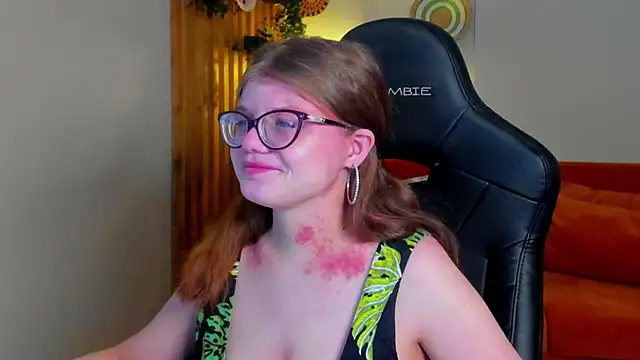 Snapshot of ChloeHalses chatting on 04/14/26, 05:02 ChloeHalses online show from 04/14/26, 05:02