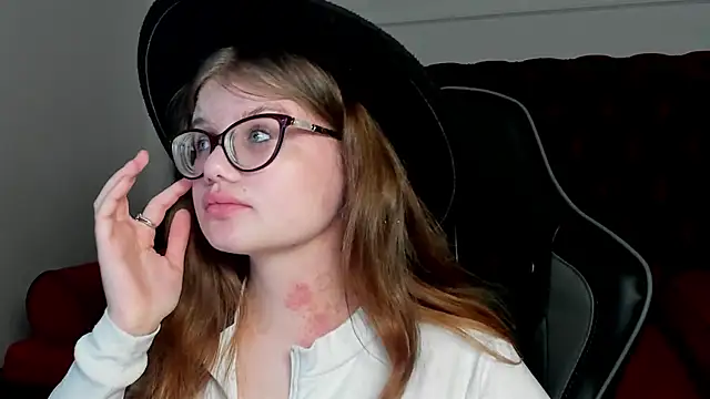 Snapshot of ChloeHalses chatting on 04/19/26, 05:01 ChloeHalses online show from 04/19/26, 05:01