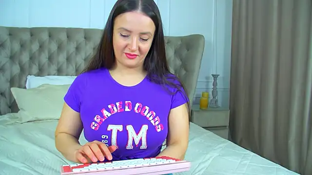 ElinaBellucci online show from 04/06/26, 04:21