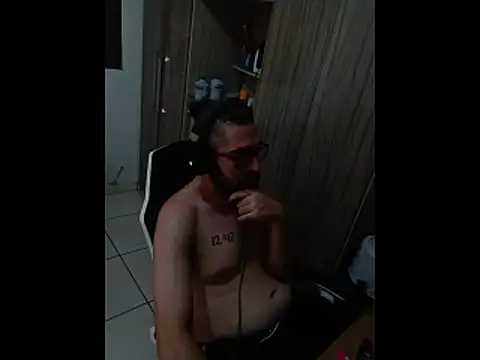 Snapshot of Redlovecouple chatting on 02/13/26, 02:02 Redlovecouple online show from 02/13/26, 02:02