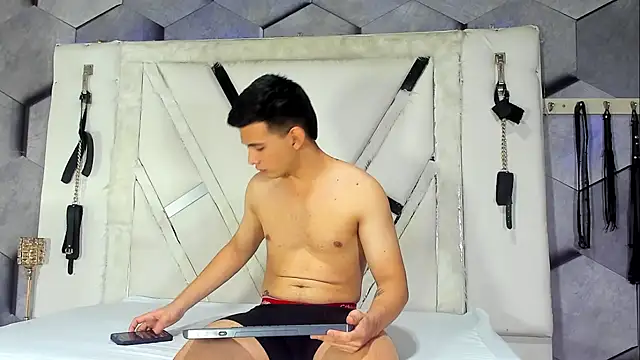 Snapshot of GoldenBoyM chatting on 02/18/26, 02:40 GoldenBoyM online show from 02/18/26, 02:40