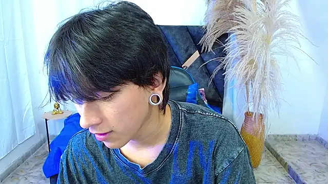 Snapshot of nikoo_18 chatting on 03/12/26, 02:01 nikoo 18 online show from 03/12/26, 02:01