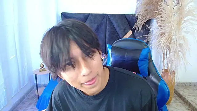 Snapshot of nikoo_18 chatting on 03/31/26, 02:06 nikoo 18 online show from 03/31/26, 02:06