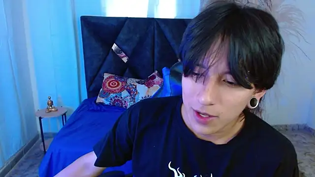 Snapshot of nikoo_18 chatting on 04/11/26, 02:32 nikoo 18 online show from 04/11/26, 02:32