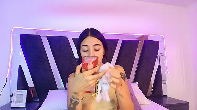 sophia love   online show from 02/11/26, 01:38