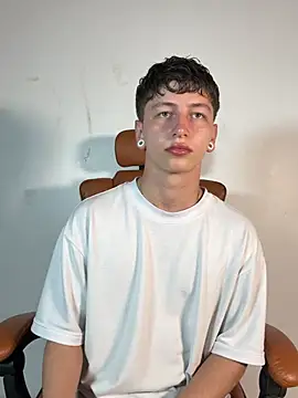 Snapshot of ARON_LUXX chatting on 03/19/26, 11:20 ARON LUXX online show from 03/19/26, 11:20
