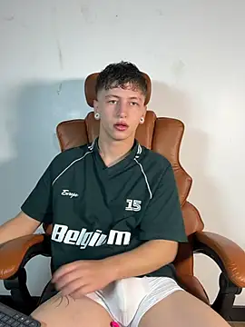 Snapshot of ARON_LUXX chatting on 03/26/26, 02:33 ARON LUXX online show from 03/26/26, 02:33
