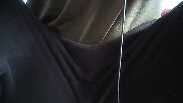 Snapshot of Tommyzzzzzz chatting on 12/19/24, 10:02 Tommyzzzzzz online show from 12/19/24, 10:02