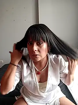 Snapshot of Lyonette_reading1 chatting on 02/06/26, 01:58 Lyonette reading1 online show from 02/06/26, 01:58