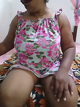 Snapshot of Dini_40 chatting on 07/18/26, 10:19 Dini 40 online show from 07/18/26, 10:19