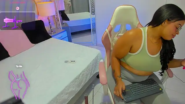 Snapshot of YazminJenner chatting on 04/08/26, 04:56 YazminJenner online show from 04/08/26, 04:56