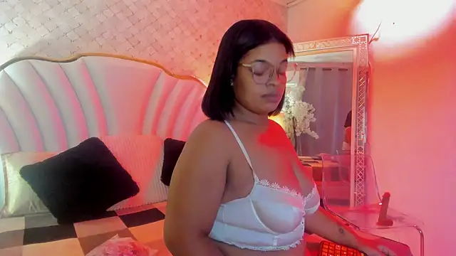 Snapshot of YazminJenner chatting on 04/12/26, 04:17 YazminJenner online show from 04/12/26, 04:17