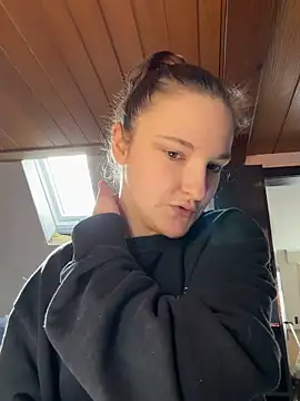 Snapshot of ViviLuu chatting on 03/12/26, 10:43 ViviLuu online show from 03/12/26, 10:43