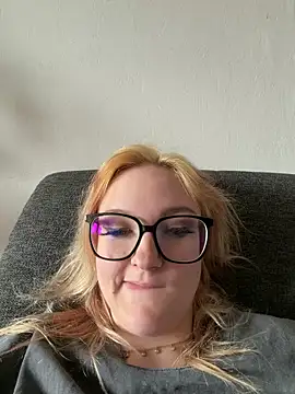 Snapshot of ViviLuu chatting on 04/27/26, 10:02 ViviLuu online show from 04/27/26, 10:02