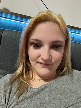 Snapshot of ViviLuu chatting on 04/27/26, 10:08 ViviLuu online show from 04/27/26, 10:08