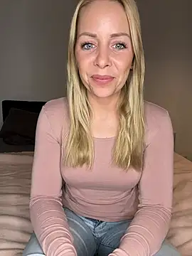 Snapshot of emily-becker22 chatting on 03/19/26, 05:28 emily-becker22 online show from 03/19/26, 05:28