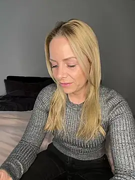 Snapshot of emily-becker22 chatting on 04/07/26, 03:45 emily-becker22 online show from 04/07/26, 03:45