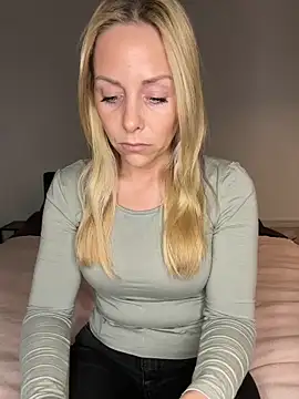 Snapshot of emily-becker22 chatting on 04/21/26, 03:07 emily-becker22 online show from 04/21/26, 03:07