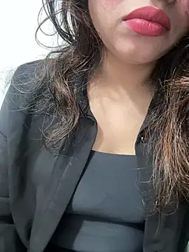 Snapshot of riya_sharma11 chatting on 04/07/26, 10:31 riya sharma11 online show from 04/07/26, 10:31