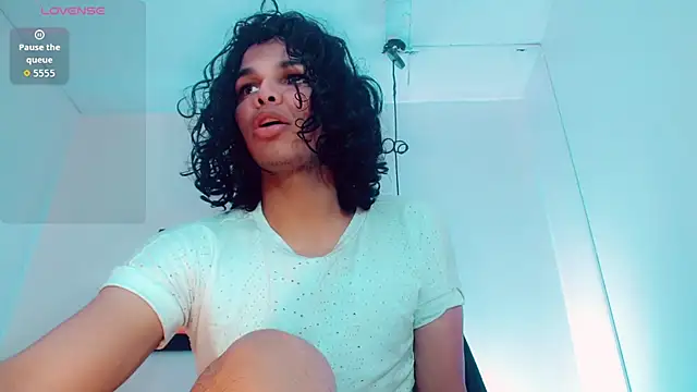 Snapshot of Zonce_shimer chatting on 02/24/26, 03:26 Zonce shimer online show from 02/24/26, 03:26