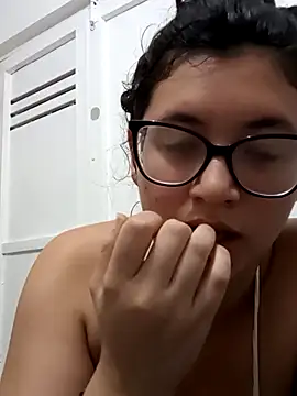 Snapshot of Dahlia-Rose chatting on 02/28/26, 04:02 Dahlia-Rose online show from 02/28/26, 04:02