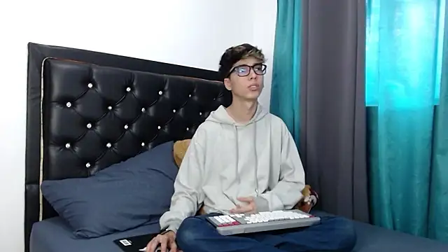 Snapshot of gabriel_x18 chatting on 03/19/26, 09:30 gabriel x18 online show from 03/19/26, 09:30