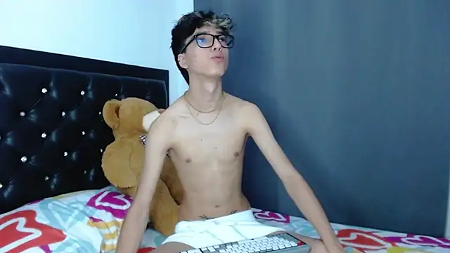 Snapshot of gabriel_x18 chatting on 04/15/26, 10:43 gabriel x18 online show from 04/15/26, 10:43