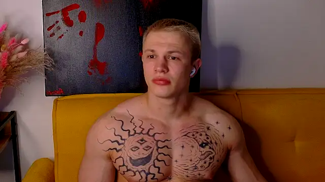 Snapshot of SterlingNoir chatting on 03/18/26, 09:29 SterlingNoir online show from 03/18/26, 09:29