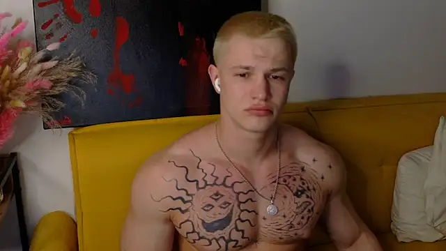 Snapshot of SterlingNoir chatting on 04/22/26, 09:05 SterlingNoir online show from 04/22/26, 09:05