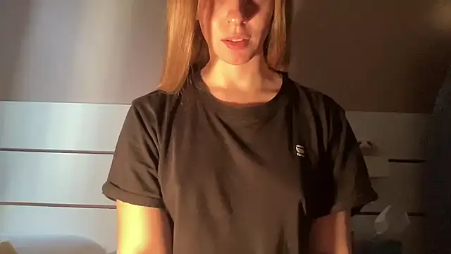 Snapshot of petiteetoile chatting on 04/04/26, 04:15 petiteetoile online show from 04/04/26, 04:15