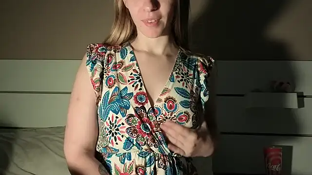 Snapshot of petiteetoile chatting on 04/18/26, 11:47 petiteetoile online show from 04/18/26, 11:47