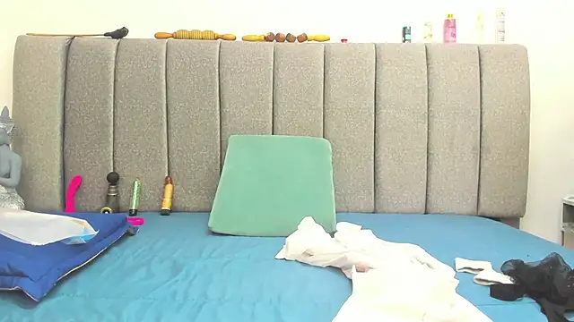 Giselle James online show from 03/11/26, 07:53